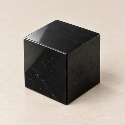 Cubo lucidato in shungite con venature naturali