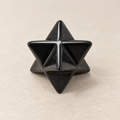 Merkaba in shungite nera dalle facce geometriche lucide