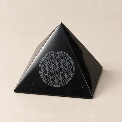 Piramide lucidata in shungite con il Fiore della Vita inciso