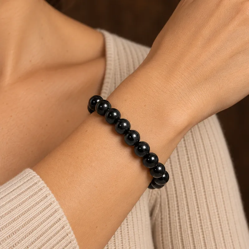 Bracciale Black Pearl 10 mm in shungite – indossato