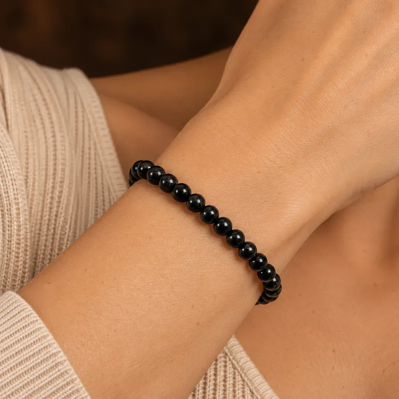 Bracciale Dewdrops 6 mm – 33 pezzi in shungite – indossato