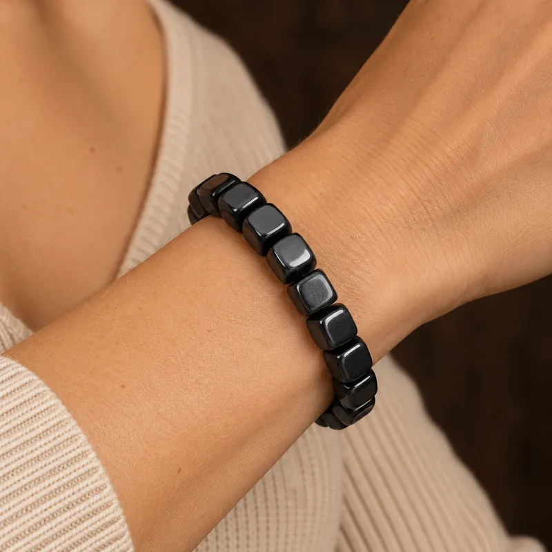 Bracciale Leader con perle cubiche 10 mm in shungite – indossato