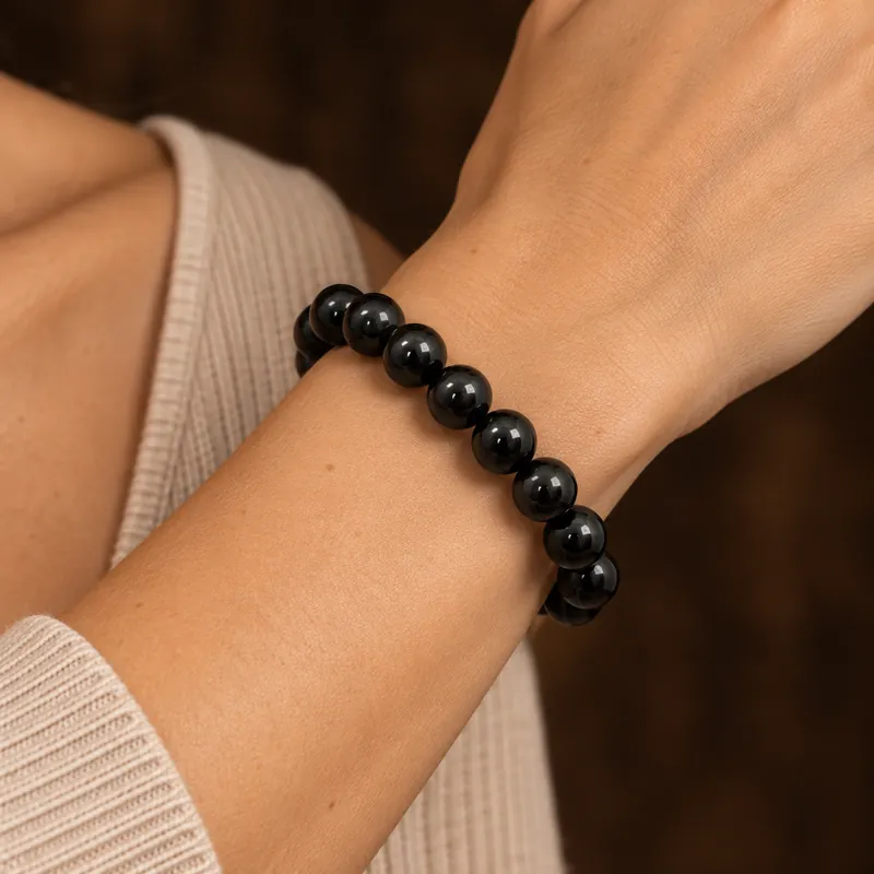 Bracciale Night 12 mm in shungite – indossato