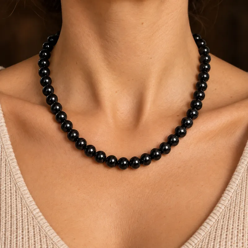 Collana Black Pearl 10 mm – 45 pezzi in shungite – indossato
