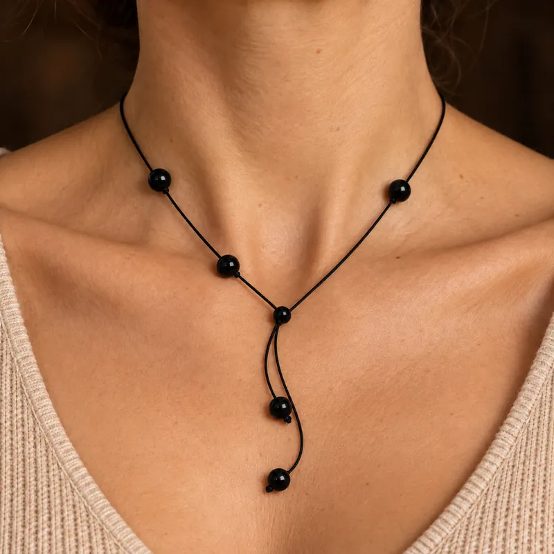 Collana Dot con chiusura orientale 8 mm in shungite – indossato
