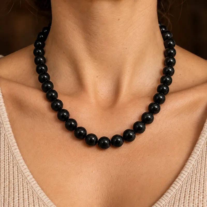 Collana Night 12 mm – 42 pezzi in shungite – indossato