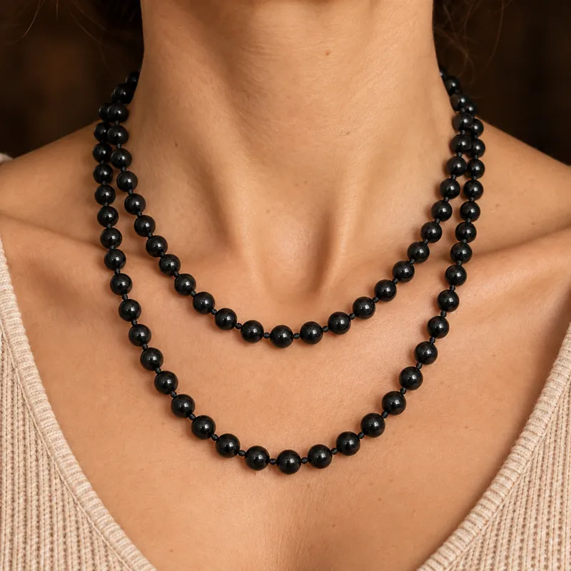 Collana Polar Light 8 mm – 100 pezzi in shungite – indossato
