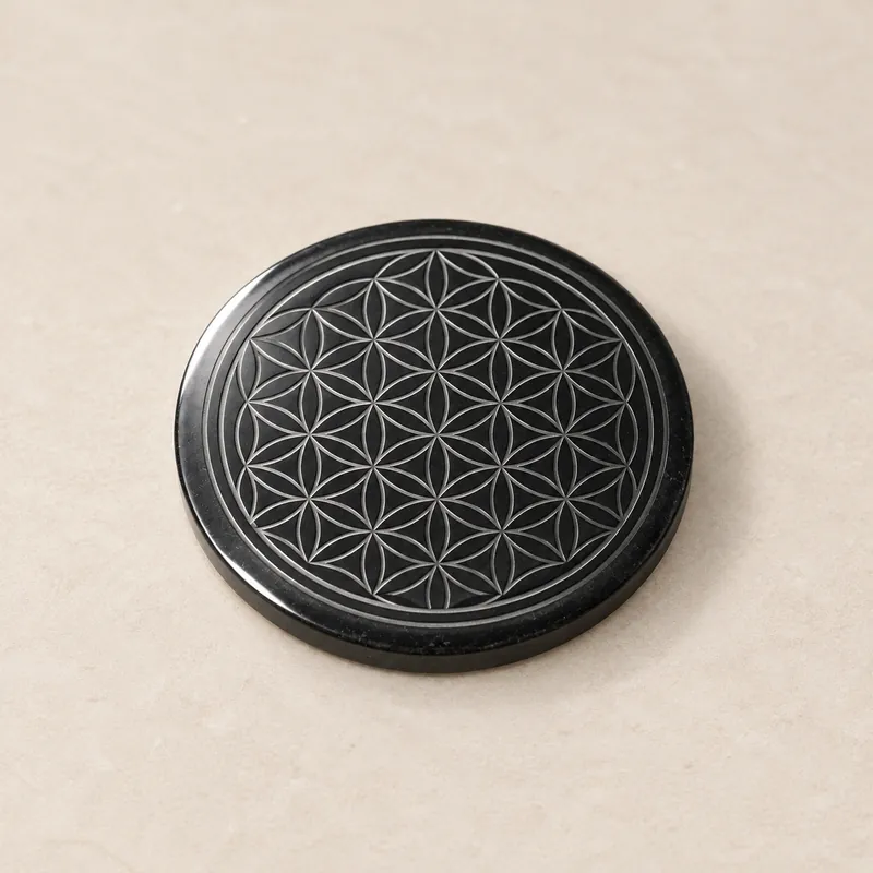 Disco circolare lucidato in shungite – foto principale, 30 mm con Fiore della Vita