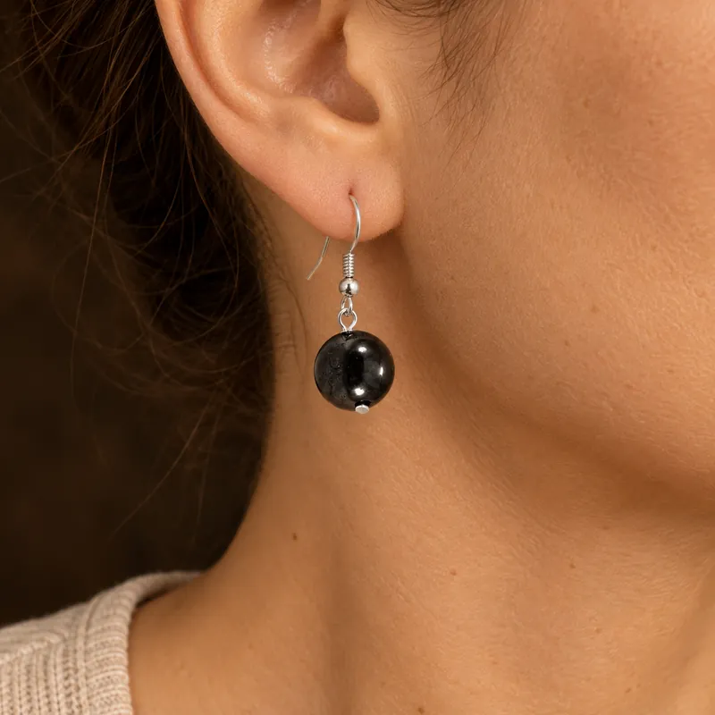 Orecchini con una perlina in shungite – indossato