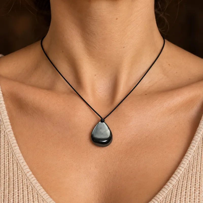 Pendente burattato in shungite – indossato