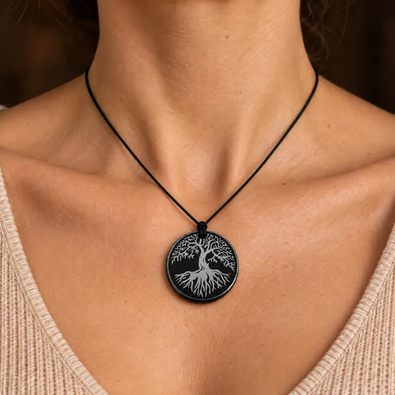 Pendente cerchio 30 mm inciso in shungite – indossato