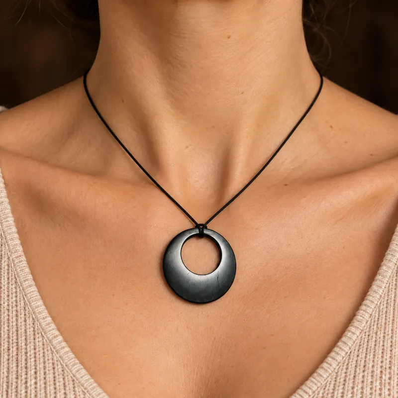 Pendente cerchio nel cerchio in shungite – indossato