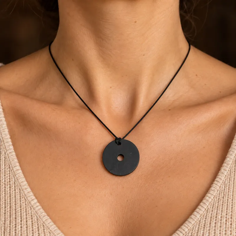 Pendente con foro in shungite – indossato