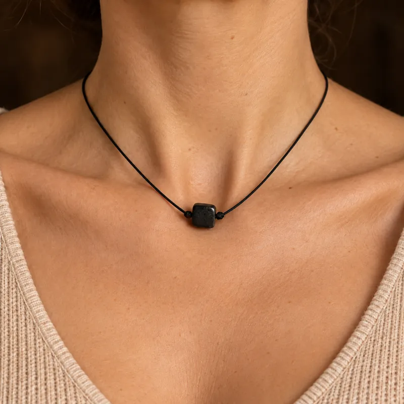 Pendente cubo in shungite – indossato