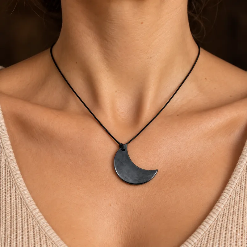 Pendente mezzaluna in shungite – indossato