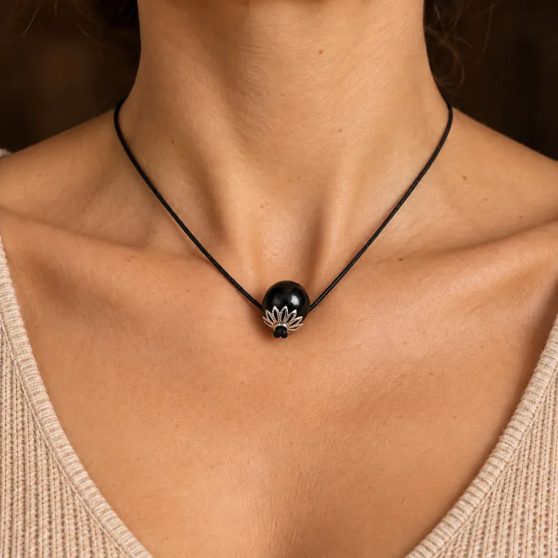Pendente perlina careliana lucidata 20 mm in shungite – indossato