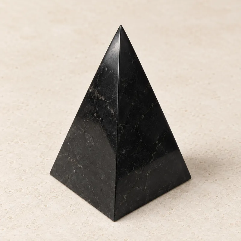Piramide lucidata alta in shungite – altra foto