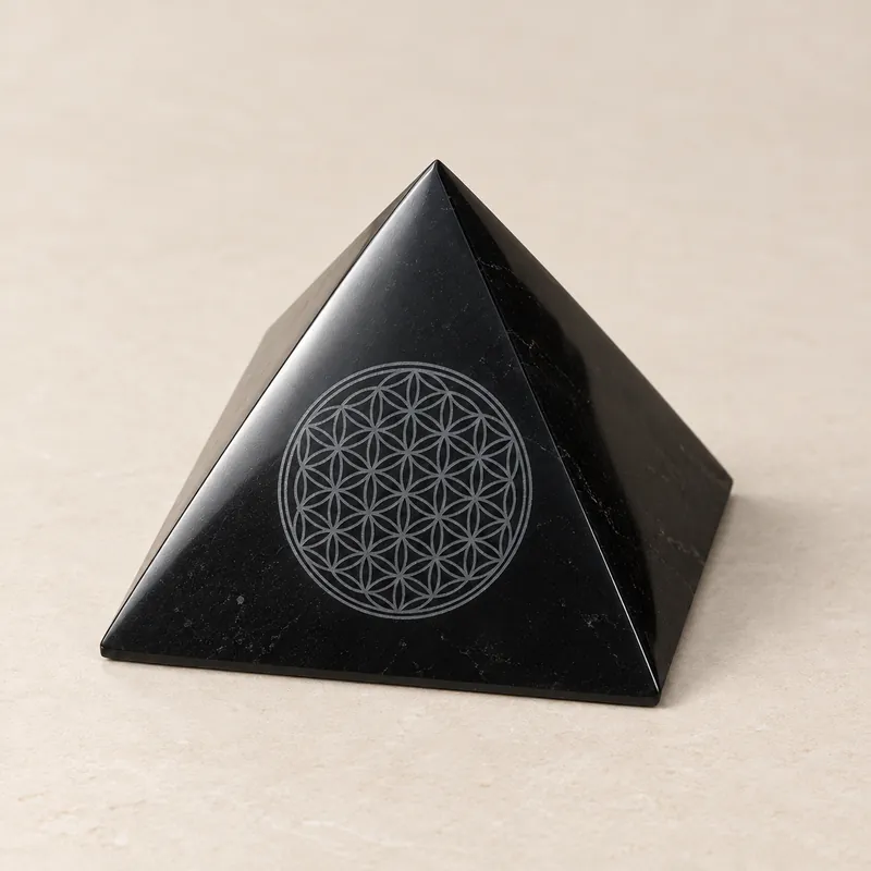 Piramide lucidata con Fiore della Vita inciso in shungite – foto principale
