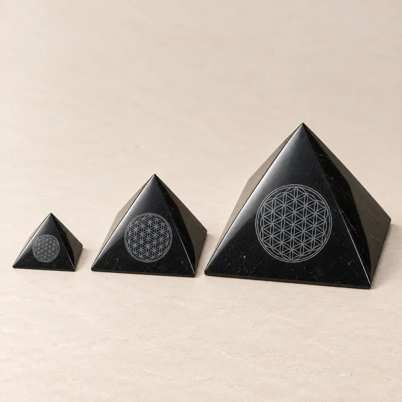 Piramide lucidata con Fiore della Vita inciso in shungite – con le misure