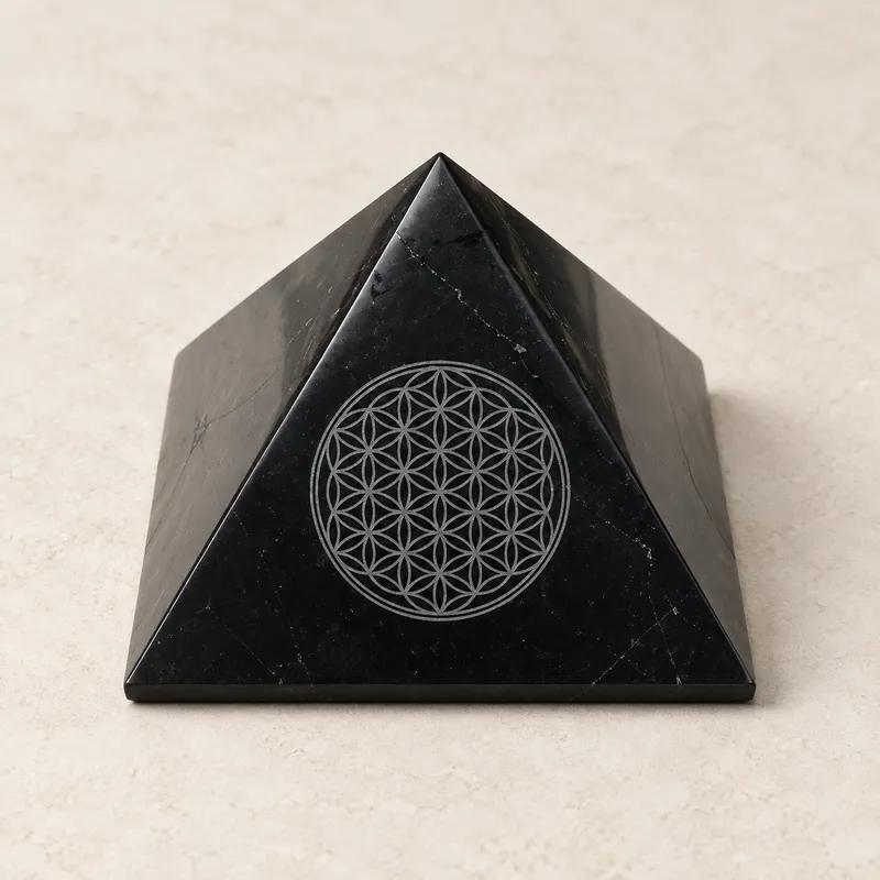 Piramide lucidata con Fiore della Vita inciso in shungite – altra foto