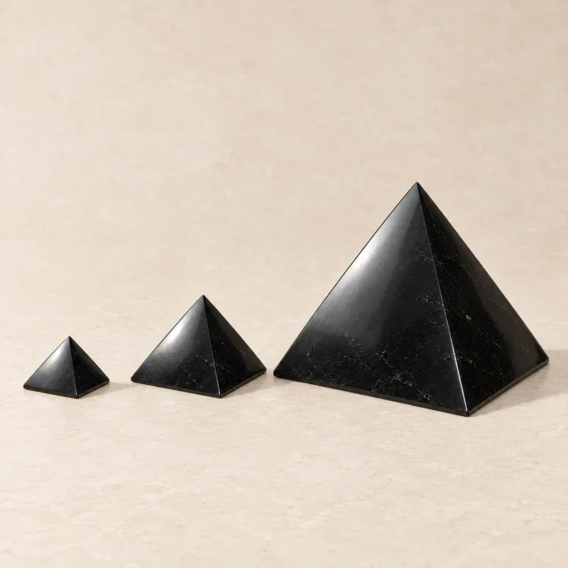 Piramide lucidata in shungite – con le misure
