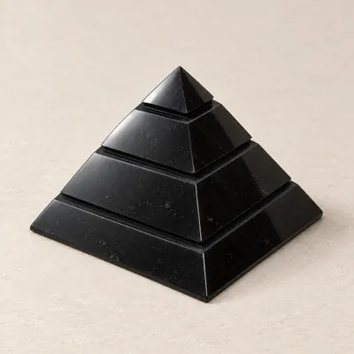 Piramide Saccara lucidata in shungite – foto principale