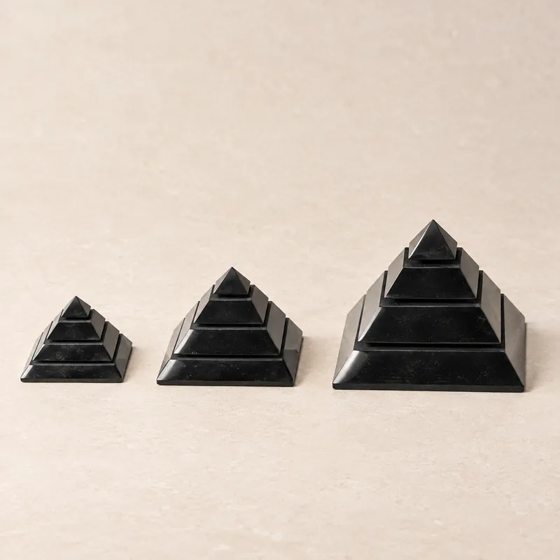 Piramide Saqqara lucidata in shungite: tre misure a confronto, 5, 7 e 10 cm