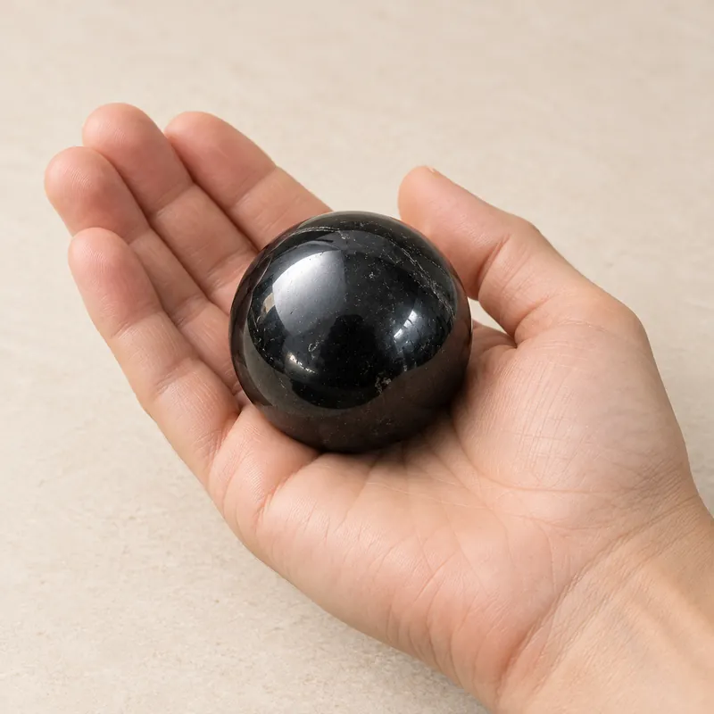 Sfera lucidata in shungite – in mano